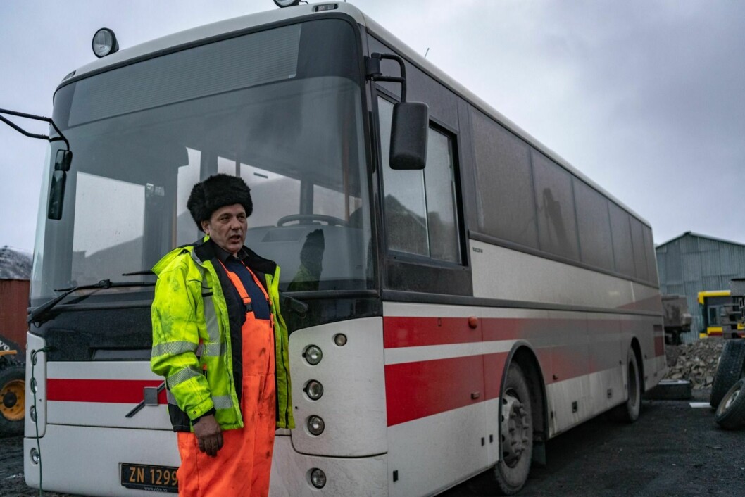 BUSSTOPP: Midt i høysesongen ble bussen til Kai Edgar Trædal avskiltet. Det ble et strev på over en måned for å få tilbake skiltene.