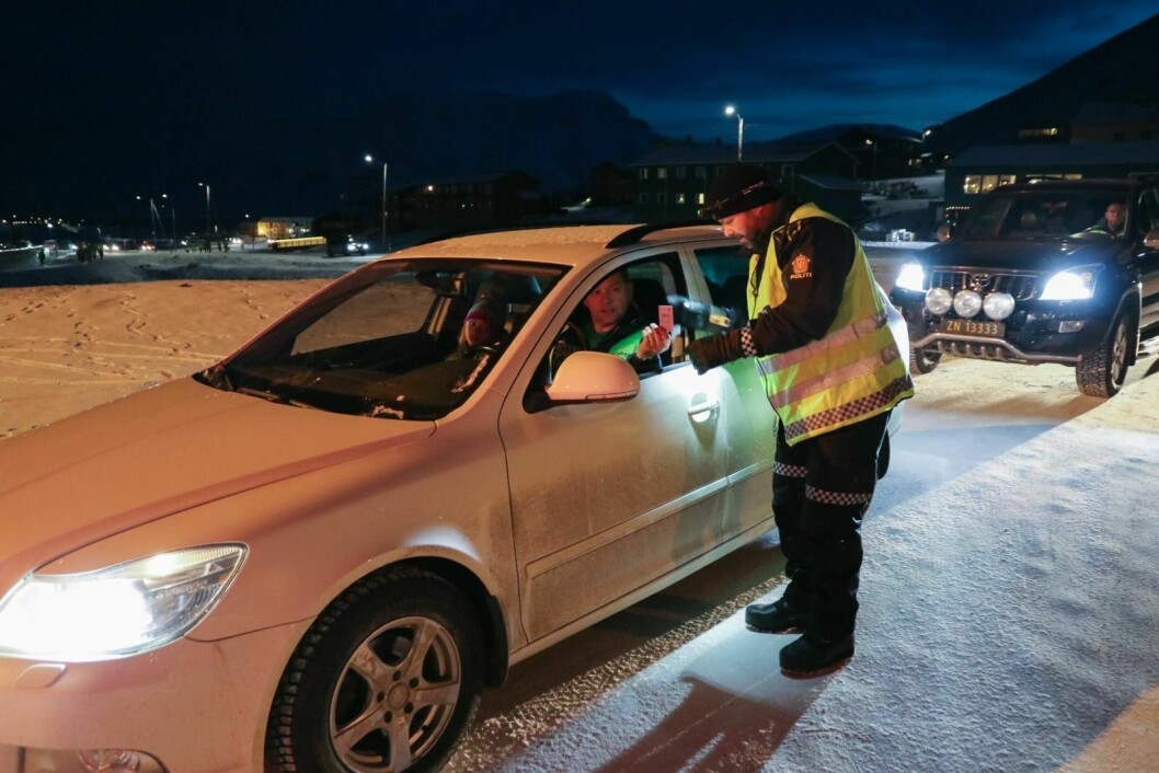 ALT I ORDEN: Sysselmannsførstebetjent Waldemar Lager sjekker førerkort og lys hos en bilist torsdag morgen. Her, og for de fleste andre biler, var alt i orden. Det er politiet fornøyde med.