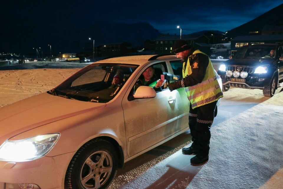 ALT I ORDEN: Sysselmannsførstebetjent Waldemar Lager sjekker førerkort og lys hos en bilist torsdag morgen. Her, og for de fleste andre biler, var alt i orden. Det er politiet fornøyde med.