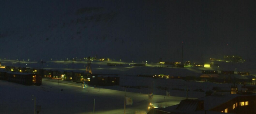 Litt før klokken ni mandag morgen gikk strømmen i hele Longyearbyen, men den var tilbake ti minutter senere.