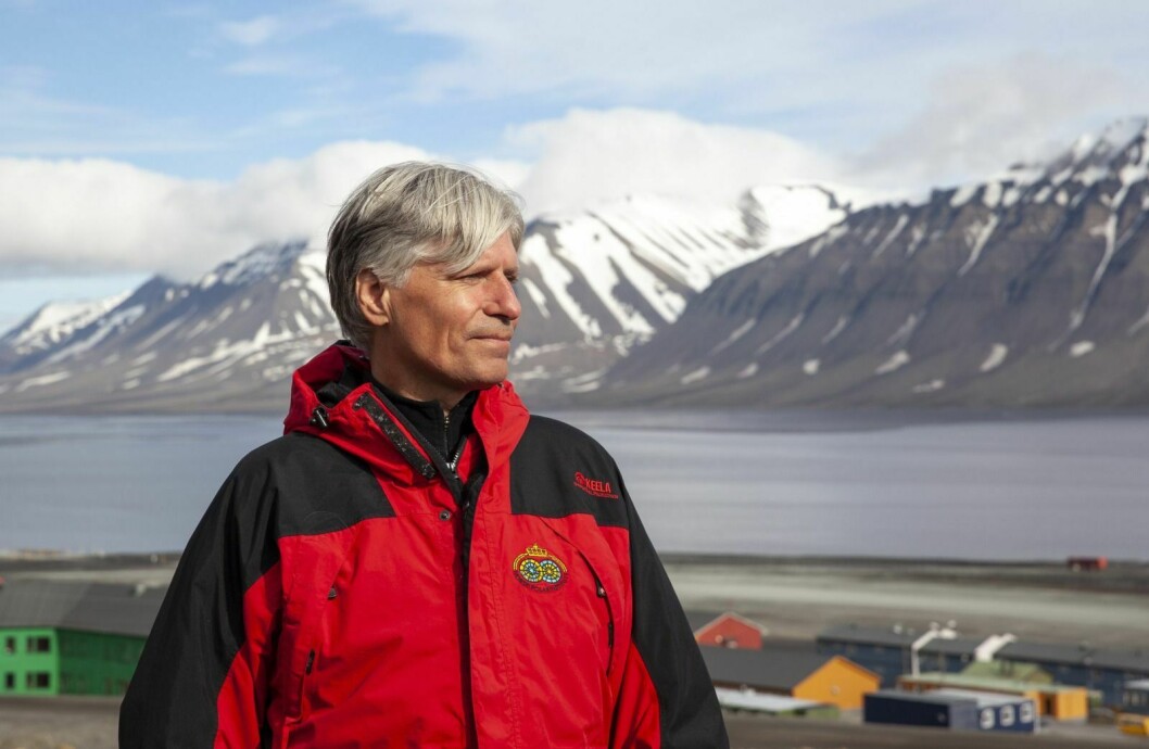 Klima- og miljøminister Ola Elvestuen (V) i Svea, ved Van Mijenfjorden. Regjeringen foreslår å utvide verneområdet i og rundt fjorden.
