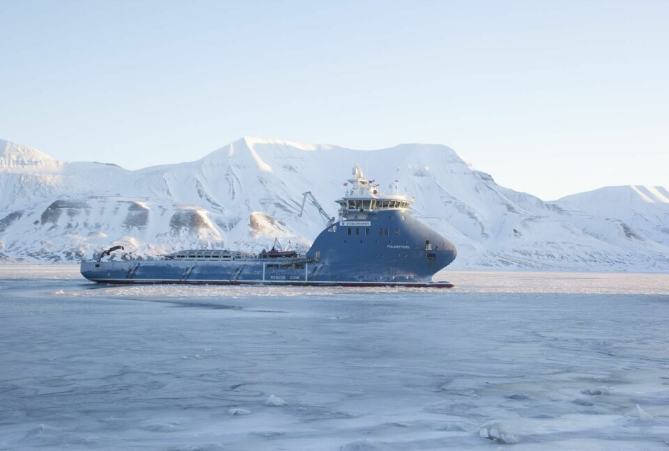 «Polarsyssel» måtte taue en båt inn til land.