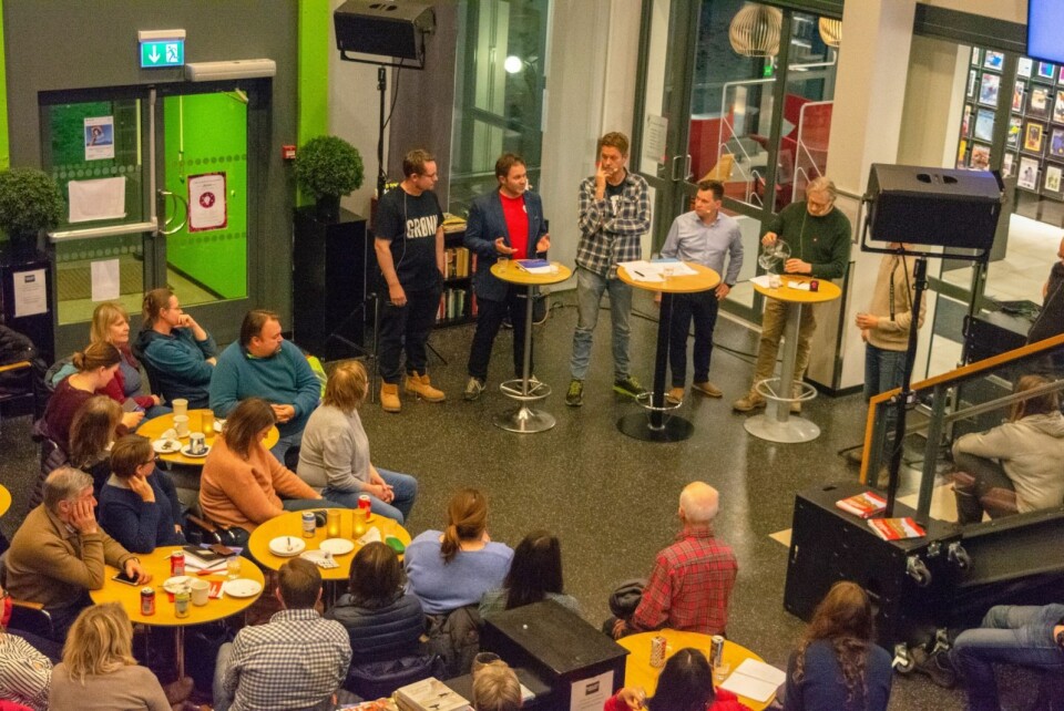 Politikerne i manesjen under debatten før valget. Politikerne i manesjen under debatten før valget.