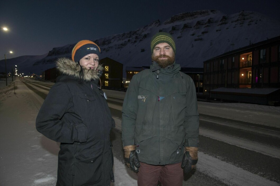 I oktober i fjor skrev Svalbardposten at veksten i Airbnb-utleie bekymret blant andre brannsjefen (faksimile). Nå sliter guidene til Renate Pedersen i Basecamp og Eivind Aksnes i Better Moments med å få bolig i Longyearbyen til sesongen, samtidig som mange private leier ut til turister via Airbnb.