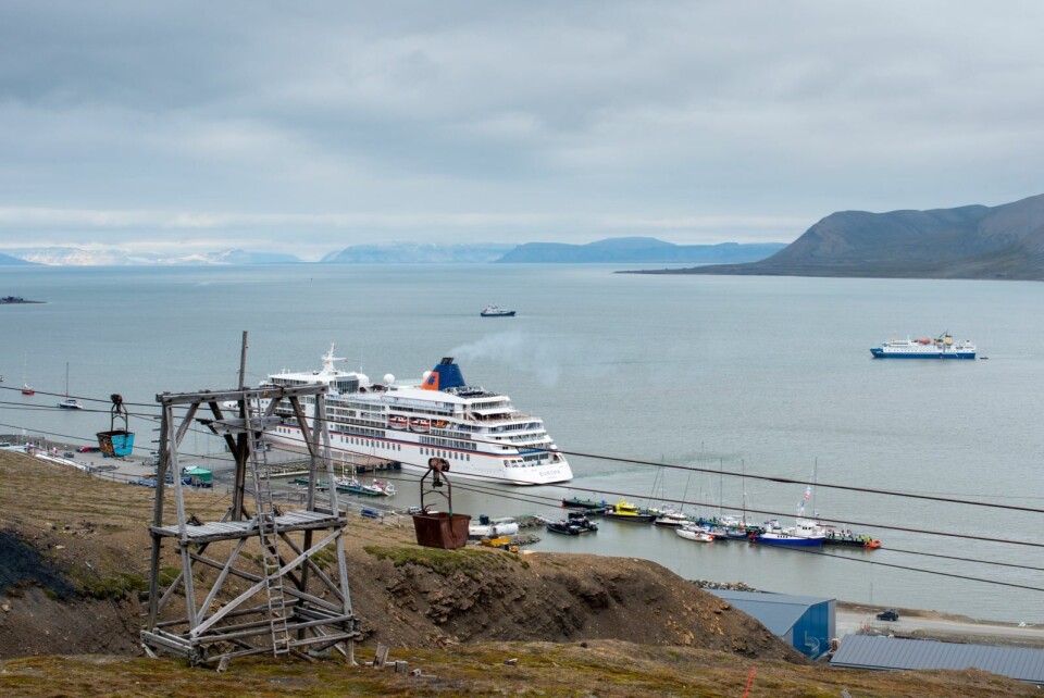 Bykaia i Adventfjorden og Isfjorden i bakgrunnen.