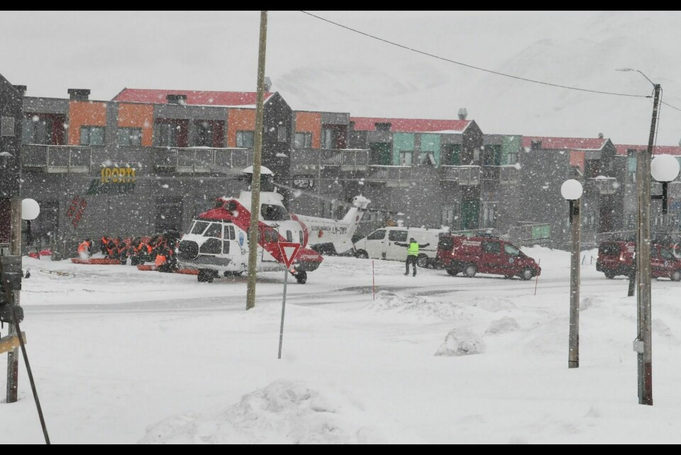 Helikopteret med de skadde har landet i sentrum av Longyearbyen, like nedenfor sykehuset, i stedet for på flyplassen hvor det lander til vanlig.