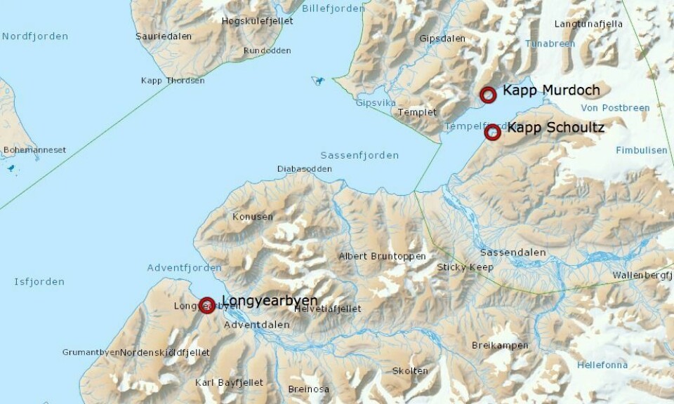 Et skuterfølge har gått gjennom isen i Tempelfjorden mellom Kapp Murdoch og Kapp Schoultz. Et skuterfølge har gått gjennom isen i Tempelfjorden mellom Kapp Murdoch og Kapp Schoultz.