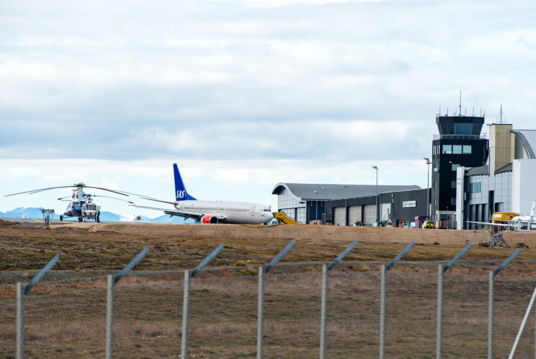 SAS-fly på Svalbard Lufthavn ved en tidligere anledning. SAS-fly på Svalbard Lufthavn ved en tidligere anledning.
