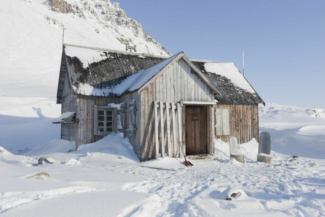 Sysselmannens tjenestehytte i Bellsund, ved inngangen til Akselsundet. Enkelte mener dette, og de andre hyttene som er i området, er mer enn nok bebyggelse. Andre mener det er rom for å bygge mer, både her og andre steder, slik at turistnæringen kan nyttiggjøre seg større areal på Svalbard i sin virksomhet.