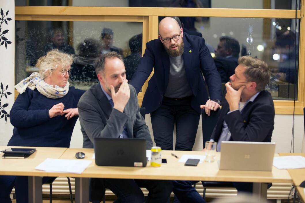 Politikerne i Longyearbyen lokalstyre klarte ikke å legge et standardforslag til politivedtekter ut på høring. Til det var de for dårlig tilpasset lokale forhold. Kristin Furu Grøtting (V), Eirik Berger (V), Espen Klungseth Rotevatn (MDG) og Terje Aunevik (V).