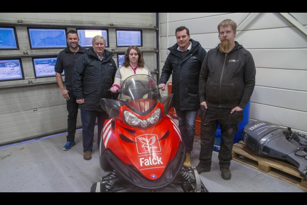 Redningsskuteren er malt i kjent stil fra Falck sine bergningsbiler på fastlandet. Den skal stå klar når noen måtte trenge skuterhjelp til vinteren. Fra venstre: Arild Tistel, Tommy Uttakleiv, Marit Slåttnes, Kjetil Kval-Engstad og Henning Hanssen. Redningsskuteren er malt i kjent stil fra Falck sine bergningsbiler på fastlandet. Den skal stå klar når noen måtte trenge skuterhjelp til vinteren. Fra venstre: Arild Tistel, Tommy Uttakleiv, Marit Slåttnes, Kjetil Kval-Engstad og Henning Hanssen.