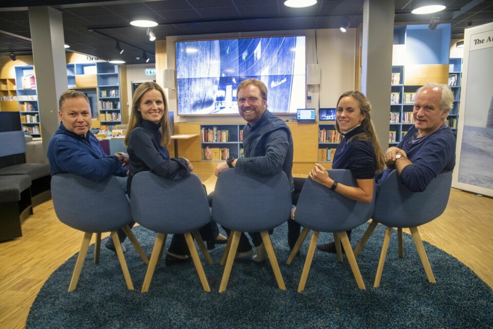 Prosjektet om besøkssenter for hvelvene ble presentert på Longyearbyen folkebibliotek før helga. Fra venstre: Rune Bjerkestrand (Arctic Memory), Katrine Loen Thomsen (Arctic Memory), Knut Bjørgum (Snøhetta), Julie Aars (Snøhetta), Svein Prytz (konsulent). Prosjektet om besøkssenter for hvelvene ble presentert på Longyearbyen folkebibliotek før helga. Fra venstre: Rune Bjerkestrand (Arctic Memory), Katrine Loen Thomsen (Arctic Memory), Knut Bjørgum (Snøhetta), Julie Aars (Snøhetta), Svein Prytz (konsulent).