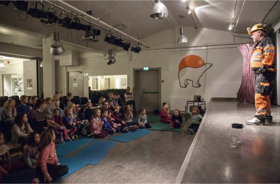 Tommy Albrigtsen holdt et lite foredrag om gruvedrift for noen av skoleelevene.