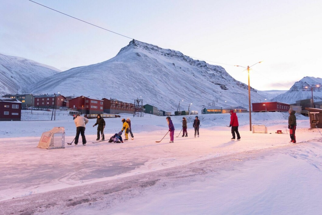 Det var stor aktivitet på skøytebanen da den åpnet søndag. Ifølge Svalbardposten arkiver er det ti år siden den åpnet for første gang.