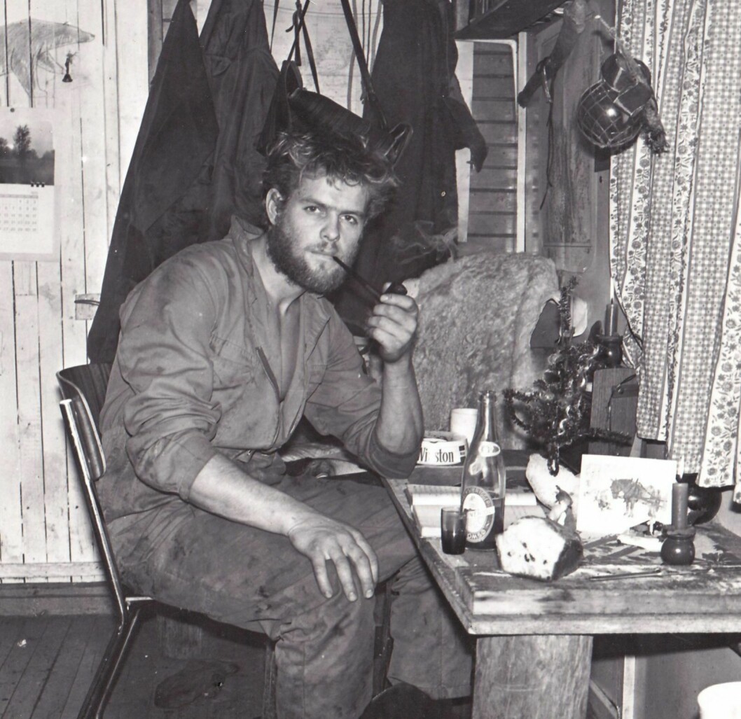 Per Johnson var 20 år da han overvintret på Andréetangen første gang. Totalt overvintret han i området tre sesonger som fangstmann. Dette bildet er tatt i hytta på Andréetangen sesongen 1969-1970.