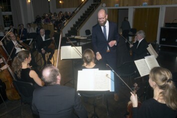 Espen Klungseth Rotevatn var kveldens dirigent. Her takker han musikerne etter konserten.