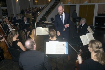 Espen Klungseth Rotevatn var kveldens dirigent. Her takker han musikerne etter konserten. Espen Klungseth Rotevatn var kveldens dirigent. Her takker han musikerne etter konserten.