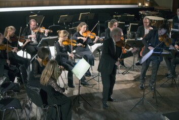 Strykerne framførte konsert for to fioliner i d-moll av Johan Sebastian Bach før hovedkonserten. De to fiolinene i sentrum ble spilt av Stig Nilsson og Bjarne Magnus Jensen.
