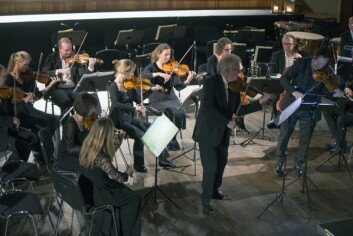 Strykerne framførte konsert for to fioliner i d-moll av Johan Sebastian Bach før hovedkonserten. De to fiolinene i sentrum ble spilt av Stig Nilsson og Bjarne Magnus Jensen. Strykerne framførte konsert for to fioliner i d-moll av Johan Sebastian Bach før hovedkonserten. De to fiolinene i sentrum ble spilt av Stig Nilsson og Bjarne Magnus Jensen.