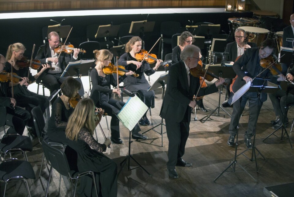 Strykerne framførte konsert for to fioliner i d-moll av Johan Sebastian Bach før hovedkonserten. De to fiolinene i sentrum ble spilt av Stig Nilsson og Bjarne Magnus Jensen.