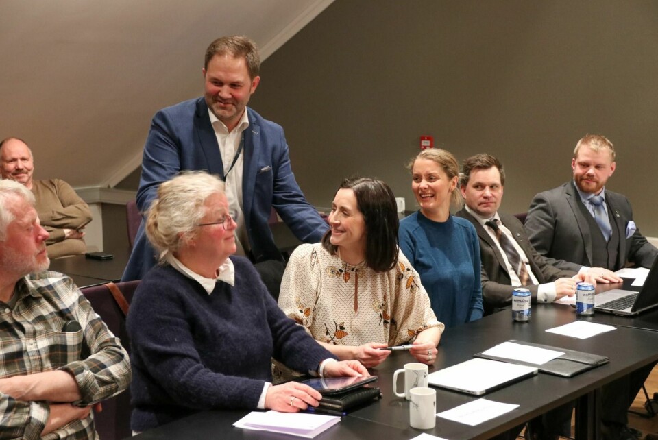 FORNØYDE: Nyvalgt lokalstyrelder Arild Olsen (Ap) gratulerer Høyres og Arbeiderpartiets representanter. Fra venstre sitter Anders Lindseth (Ap), Kristin Furu Grøtting (Ap), Elise Strømseng (Ap), Ida Lehn (H), Stein-Ove Johannessen (H) og Kjetil Figenschou (H). FORNØYDE: Nyvalgt lokalstyrelder Arild Olsen (Ap) gratulerer Høyres og Arbeiderpartiets representanter. Fra venstre sitter Anders Lindseth (Ap), Kristin Furu Grøtting (Ap), Elise Strømseng (Ap), Ida Lehn (H), Stein-Ove Johannessen (H) og Kjetil Figenschou (H).