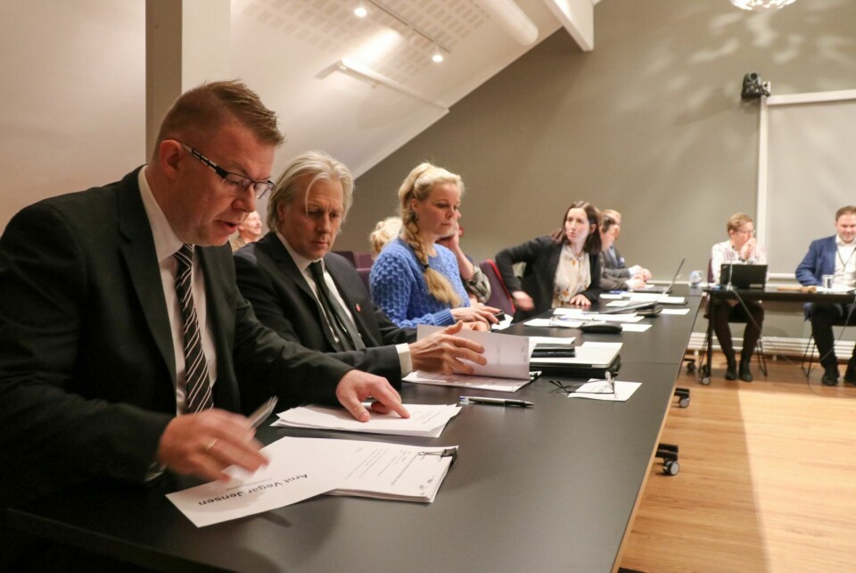 INNE I VARMEN: Frps to representanter i lokalstyret, Arnt Vegar Jensen (nærmest) og Jørn Dybdahl, forbereder seg til det første møtet i det nye lokalstyret. INNE I VARMEN: Frps to representanter i lokalstyret, Arnt Vegar Jensen (nærmest) og Jørn Dybdahl, forbereder seg til det første møtet i det nye lokalstyret.
