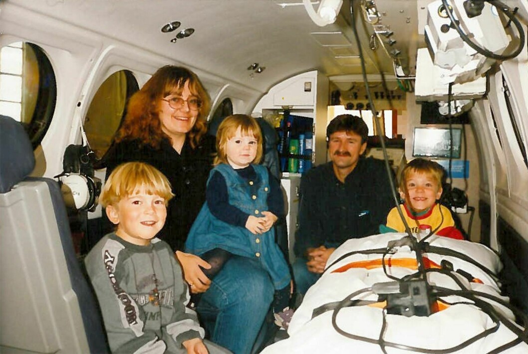 Sommeren 1996 besøkte Monica og Ronja Bjørn Erik Grøvdal, flyveren fra fødselsferden fra Longyearbyen til Tromsø, i det samme ambulanseflyet som de fløy året før. Med på bildet er også Ronjas brødre, Romar og Tord Adrian.