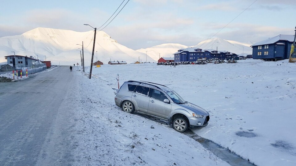 En av de to bilene som havnet utfor veien som følge av at de ikke var skodd for vinterføre.