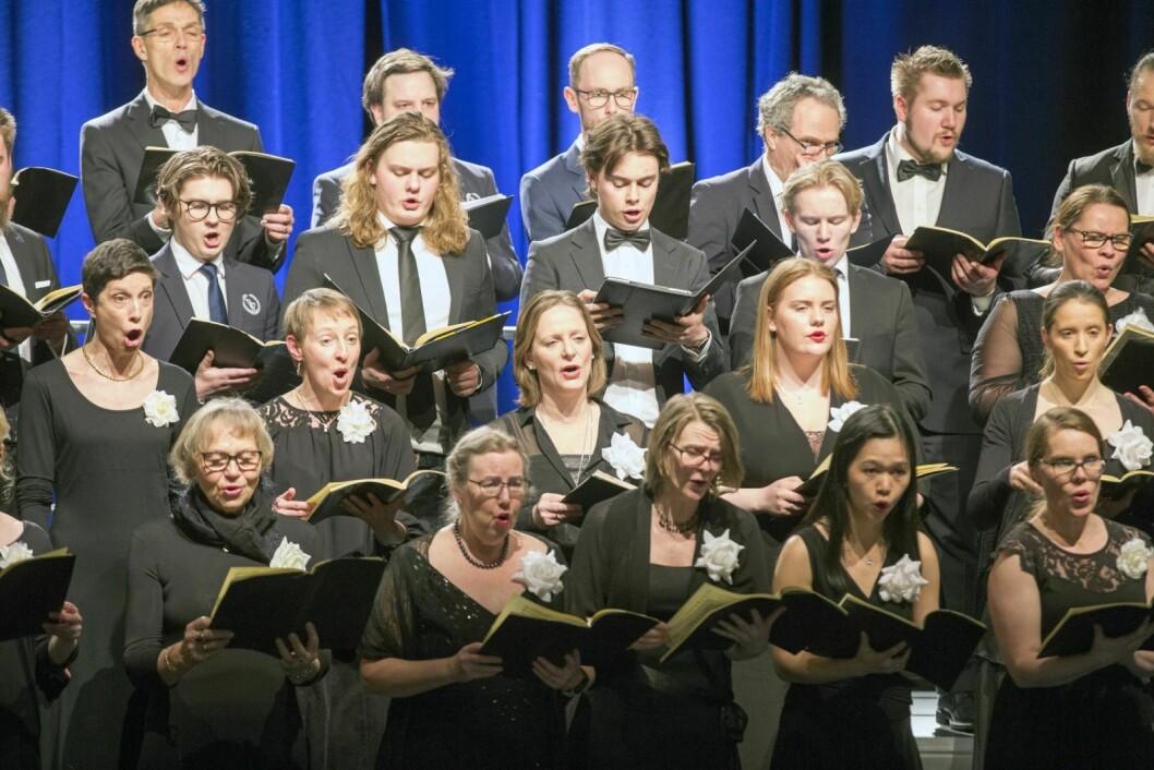 Longyearbyen Blandakor ga full guff da de framførte storverket Mozarts Requiem på Huset lørdag.