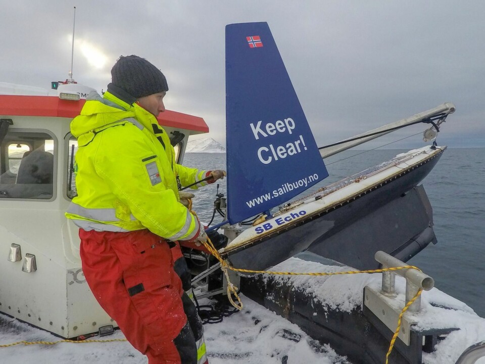 Seilbøyen ble satt ut og hentet opp med Unis Polaris. Her er Salve Dahle i aksjon med bøyen.