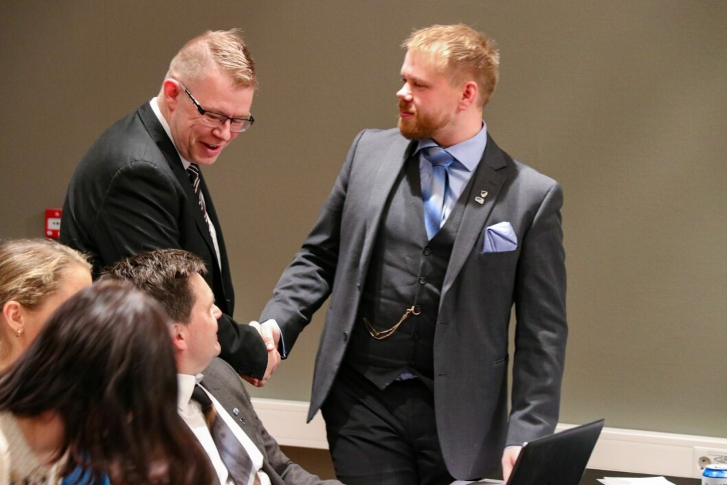 FLERTALL: Arnt Vegar Jensen (Frp, t.v.) hilser på Kjetil Figenschou (H) i det første lokalstyremøtet etter valget. Stein-Ove Johannessen (H) sitter ved siden av. Frp og Høyre har et flertallssamarbeid med Arbeiderpartiet i det nye lokalstyret. FLERTALL: Arnt Vegar Jensen (Frp, t.v.) hilser på Kjetil Figenschou (H) i det første lokalstyremøtet etter valget. Stein-Ove Johannessen (H) sitter ved siden av. Frp og Høyre har et flertallssamarbeid med Arbeiderpartiet i det nye lokalstyret.