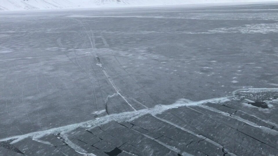 Russisk skuterfølge gikk gjennom isen på Tempelfjorden. Video: Thor-Arild Hansen/Sysselmannen