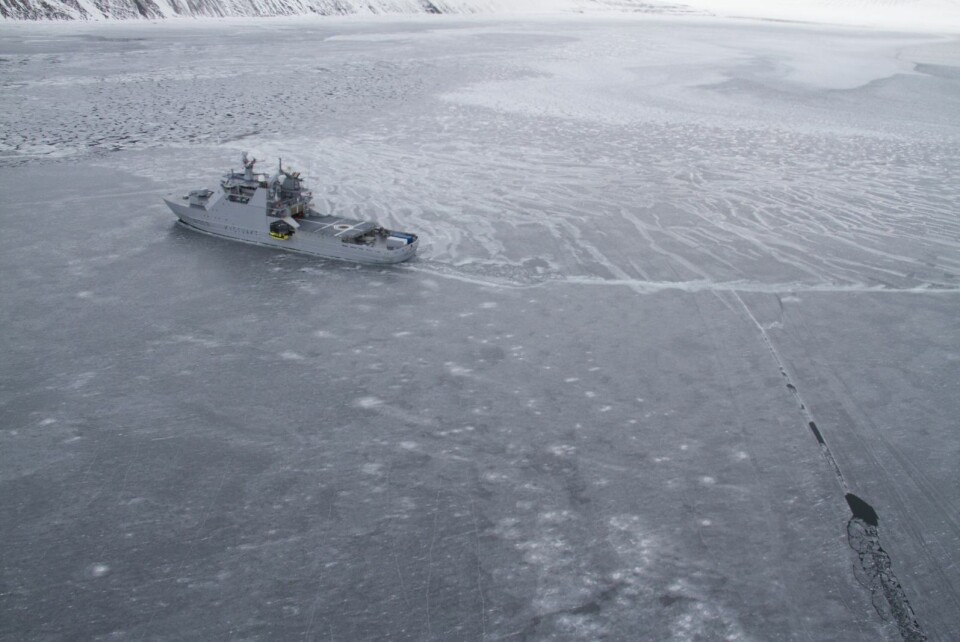 KV «Svalbard» ble sendt til ulykkesstedet på Tempelfjorden. I tillegg sendte Sysselmannen to redningshelikopter og en skuterpatrulje mot Fredheim.