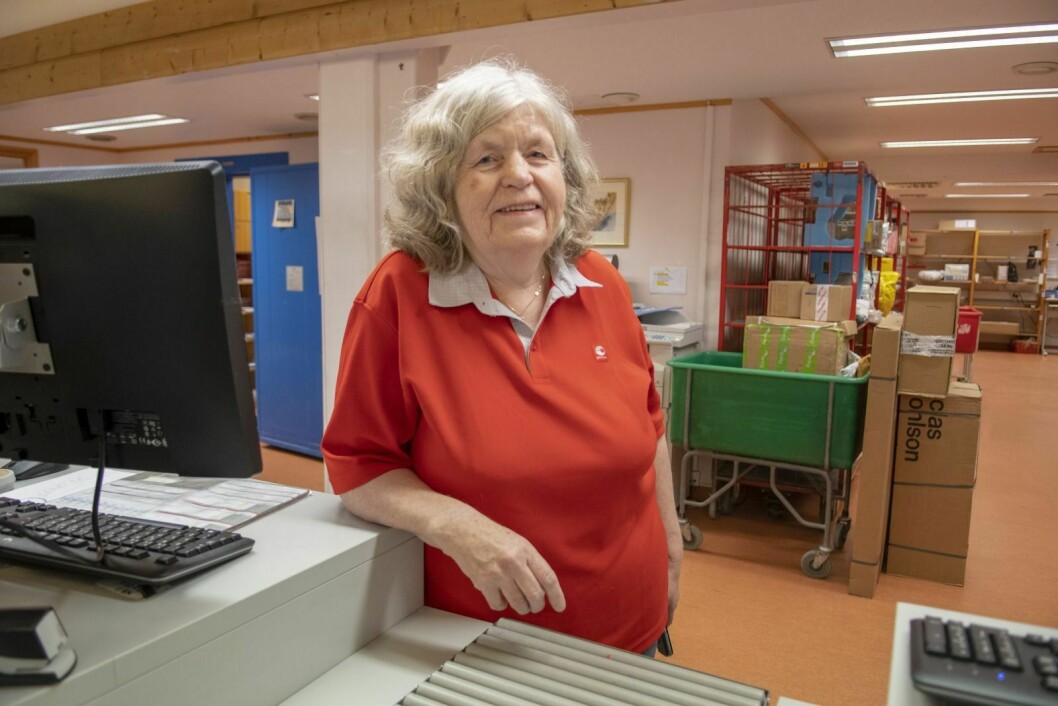 Oddny Slatlem (70) har stortrivdes i jobben som daglig leder på postkontoret. Nå gir hun stafettpinnen videre.