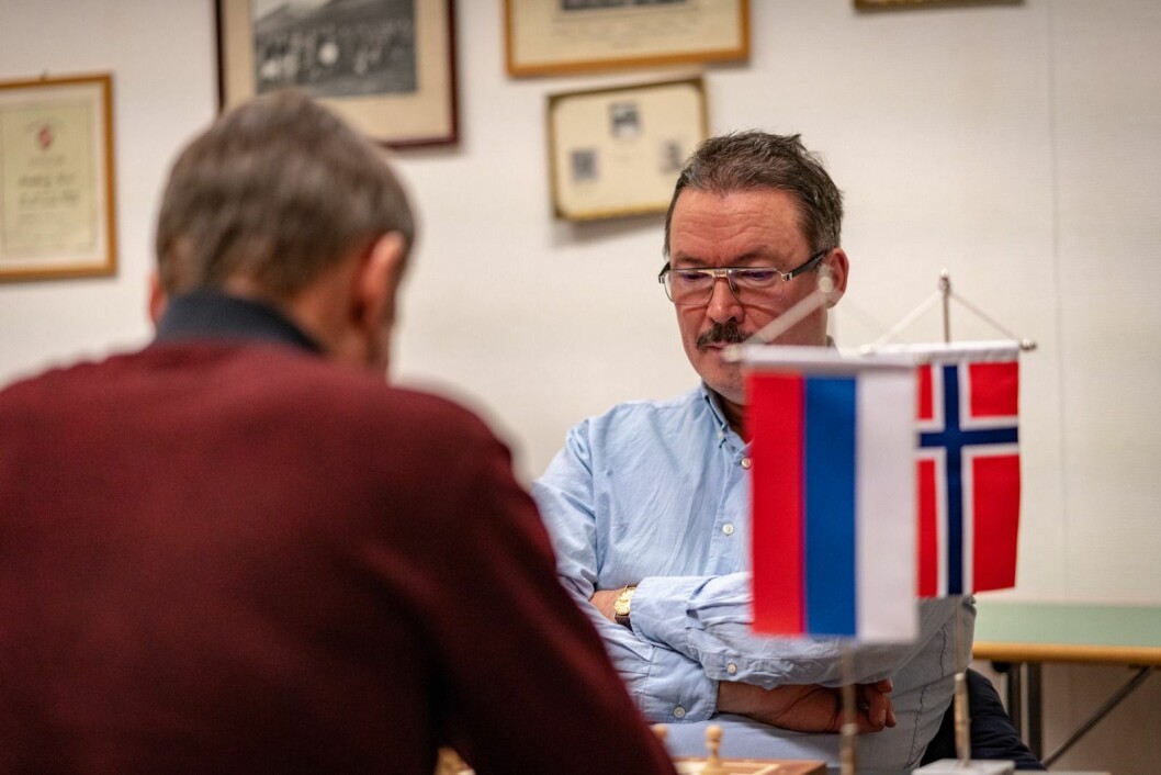 FOKUS: Svein Jonny Albrigtsen er fullt konsentrert når han skal kjempe om sjakkseieren mot gjestene fra Barentsburg. FOKUS: Svein Jonny Albrigtsen er fullt konsentrert når han skal kjempe om sjakkseieren mot gjestene fra Barentsburg.