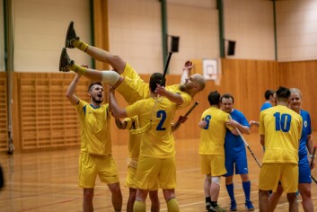 DRAMA: I kampens siste sekund sikret Barentsburg seieren mot Longyearbyen i innebandy. Det utløste enorme gledesscener. DRAMA: I kampens siste sekund sikret Barentsburg seieren mot Longyearbyen i innebandy. Det utløste enorme gledesscener.