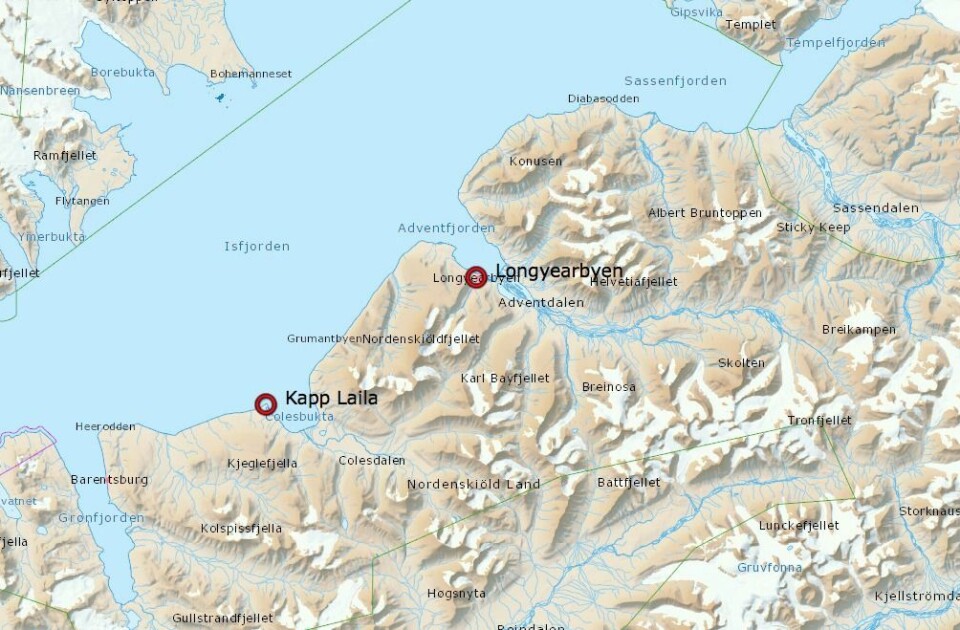 Fritidsbåten ble stående på grunn ved Kapp Laila, sørvest for Longyearbyen.