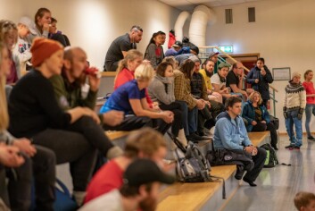 TRØKK: Det ble stor stemning på tribunen i hallen utover dagen. De som hadde ansvaret for vaffelsalget fikk nok å henge fingrene i. TRØKK: Det ble stor stemning på tribunen i hallen utover dagen. De som hadde ansvaret for vaffelsalget fikk nok å henge fingrene i.