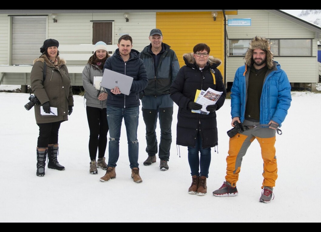 Alle ansatte samlet utenfor avisens lokaler i Post- og bankbygget. Fra venstre redaktør Hilde Røsvik, markedskonsulent Ingrid Ballari Nilssen, journalist Kent Roar Nybø, journalist Christopher Engås, sekretær Wenche Sørensen og journalist Svein Rune Kjøllesdal. Alle ansatte samlet utenfor avisens lokaler i Post- og bankbygget. Fra venstre redaktør Hilde Røsvik, markedskonsulent Ingrid Ballari Nilssen, journalist Kent Roar Nybø, journalist Christopher Engås, sekretær Wenche Sørensen og journalist Svein Rune Kjøllesdal.
