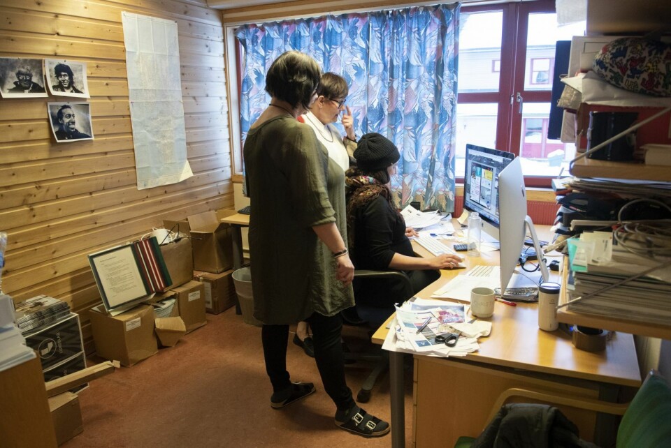 Markedskonsulent Ingrid Ballari Nilssen til høyre og sekretær Wenche Sørensen viser redaktør Hilde Røsvik de siste annonsesidene.