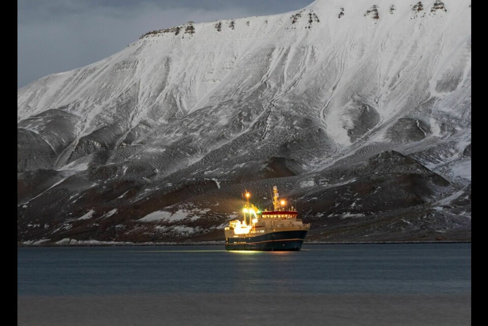 Rederiet til den estiske reketråleren «Merike» har fått 250.000 kroner i bot for å ha brutt tungoljeforbudet i flere verneområder på Svalbard. Kapteinen har fått en personlig bot på 25.000 kroner.