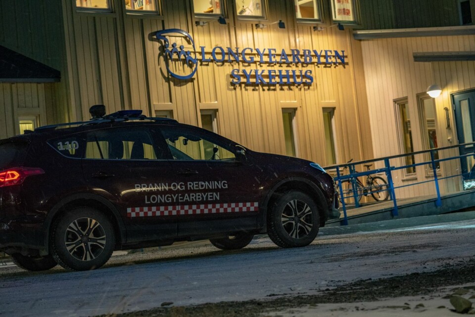 Både politiet og brannvesenet måtte rykke ut etter at det begynte å ulme på tannlegekontoret.