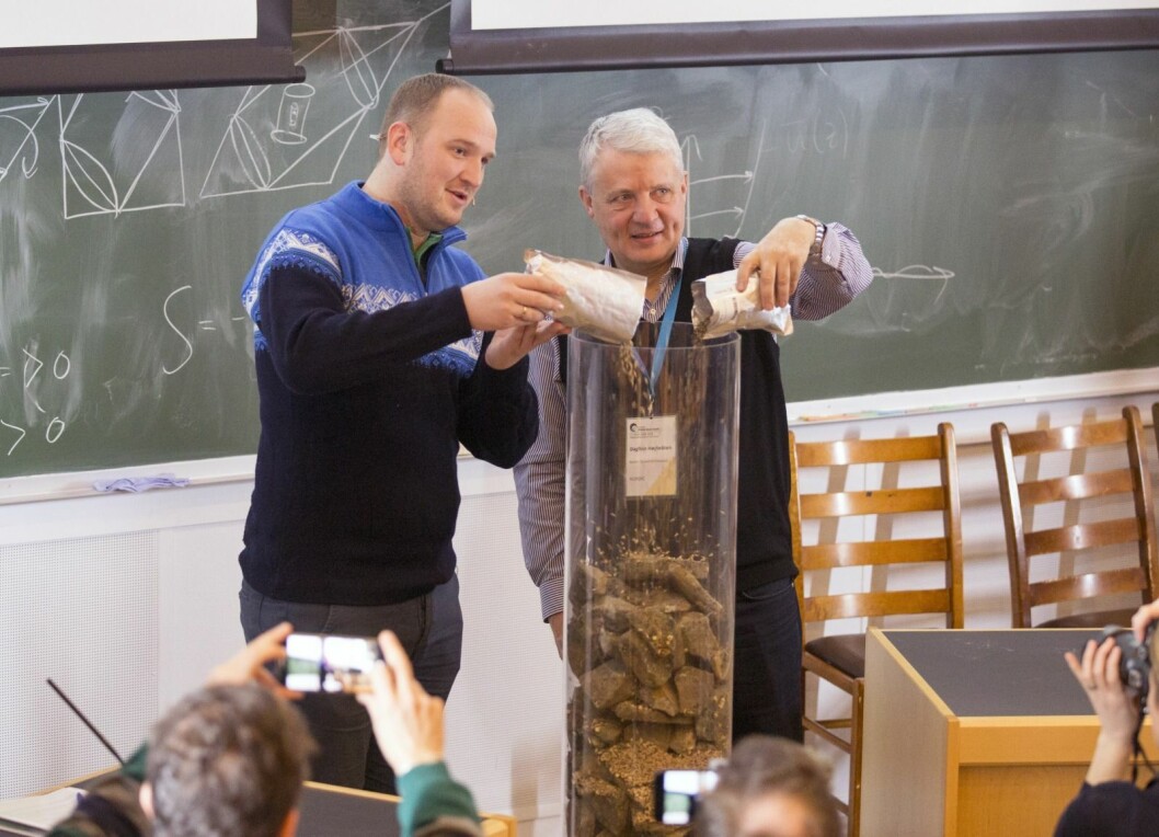 Mat- og landbruksminister Jon Georg Dale (til venstre) og Dagfinn Høybråten, generalsekretær i nordisk ministerråd heller bygg og hvete i glassylinderen som skal stå på Svalbard museum. Mat- og landbruksminister Jon Georg Dale (til venstre) og Dagfinn Høybråten, generalsekretær i nordisk ministerråd heller bygg og hvete i glassylinderen som skal stå på Svalbard museum.