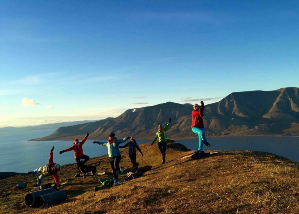 Seks damer gjorde yoga på toppen av Platåberget tirsdag, og tok farvel med midnattsola i samme slengen. Tirsdag duppet nemlig sola delvis under horisonten.
