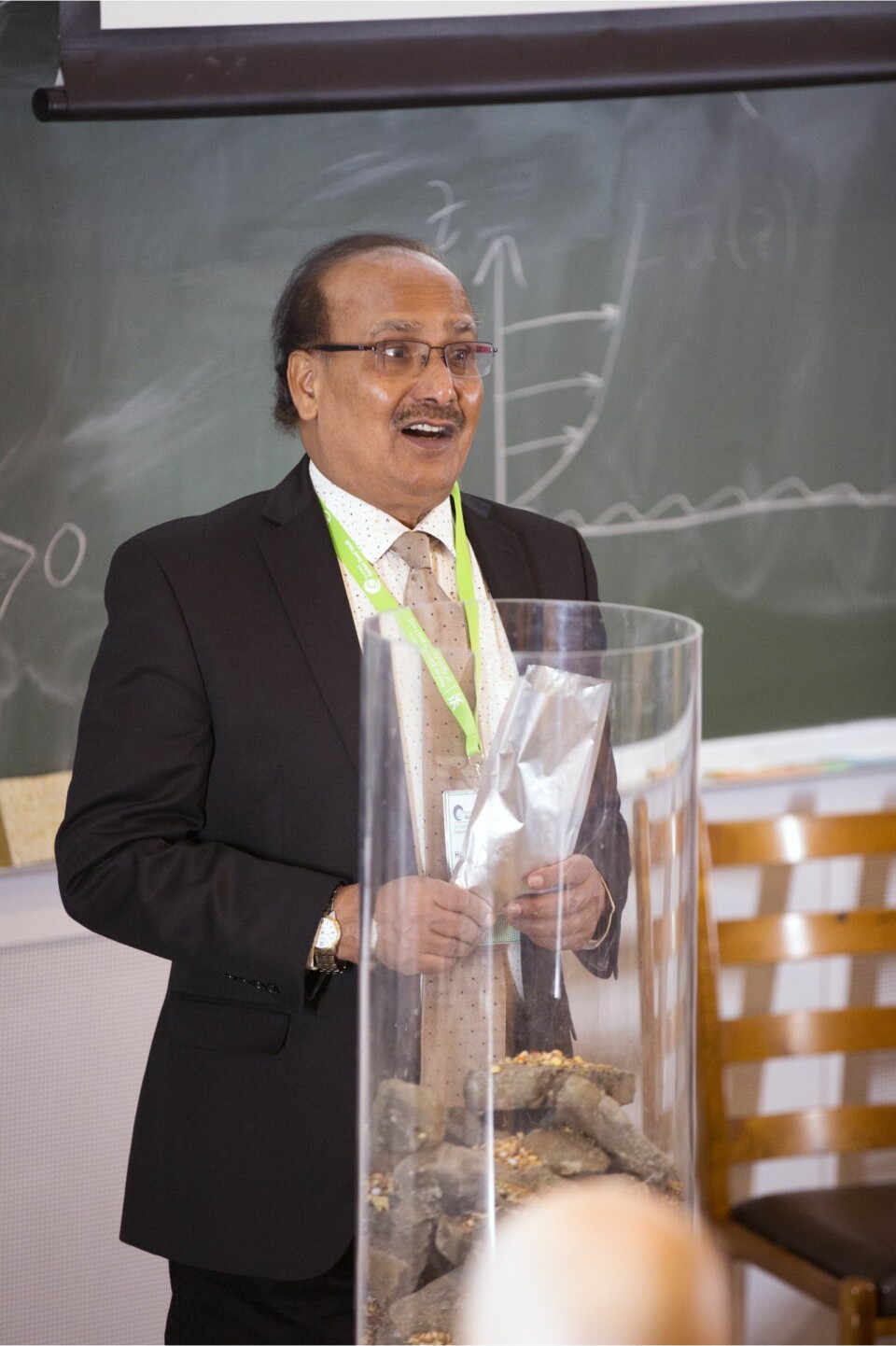 Hari Upadhyaya er leder for genbanken ICRISAT i India. Han hadde med seg elleve ulike frø som han helte opp i sylinderen. Hari Upadhyaya er leder for genbanken ICRISAT i India. Han hadde med seg elleve ulike frø som han helte opp i sylinderen.