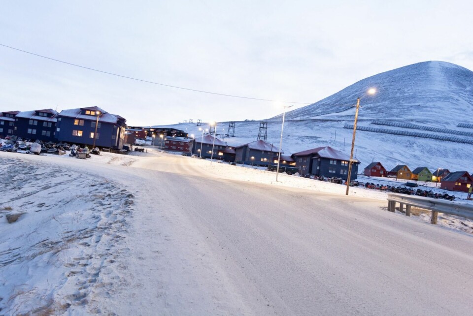 I en e-post til Longyearbyen lokalstyre forteller Malte Jochmann om flere farlige situasjoner som har oppstått i det nye krysset.