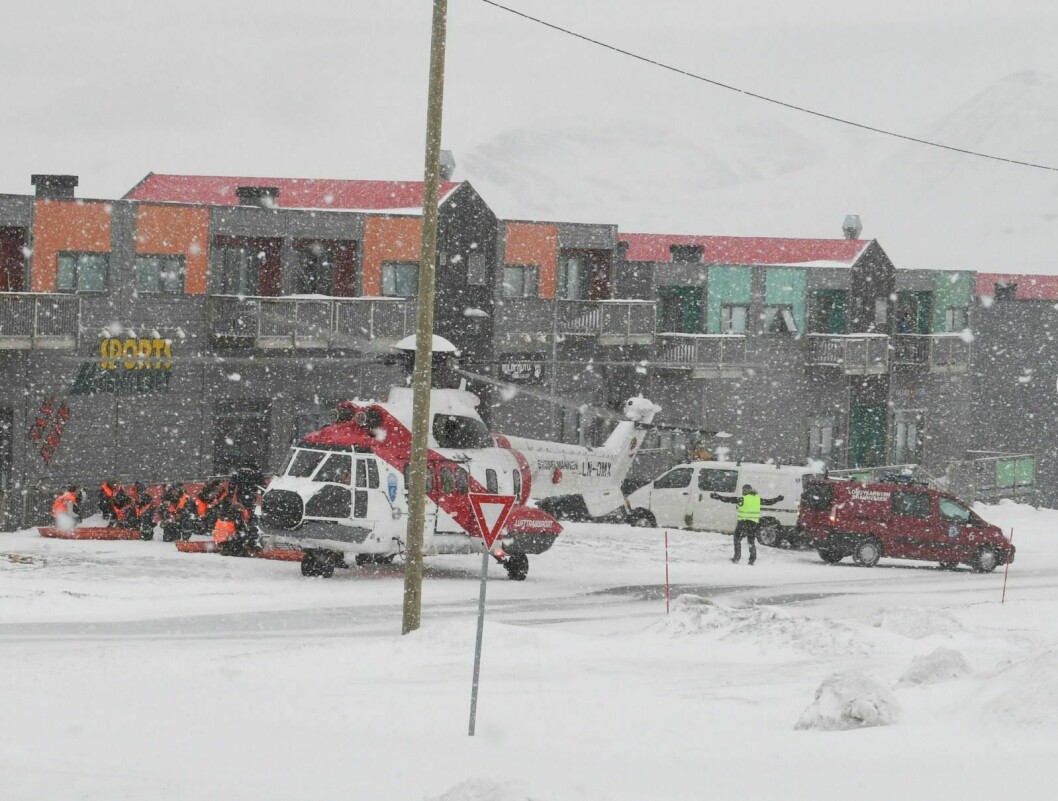 The rescue helicopter with 4 injured landed in the centre of Longyearbyen, near the hospital.