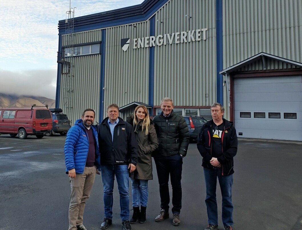 LEVERER KRAFT: Selskapet som skal levere generatorene til reserverkraftverket, Pon Power, har tidligere besøkt Longyearbyen. Her er LLs tekniske sjef Morten Dyrstad (t.v.) og energiverkets utviklingsleder Hugo Olsen (lengst t.h.) sammen med (f.v.) Kristian Dæhlen, Veronika Özöğren og Carl Erik Gurrik fra leverandøren. Foto: Pon Power LEVERER KRAFT: Selskapet som skal levere generatorene til reserverkraftverket, Pon Power, har tidligere besøkt Longyearbyen. Her er LLs tekniske sjef Morten Dyrstad (t.v.) og energiverkets utviklingsleder Hugo Olsen (lengst t.h.) sammen med (f.v.) Kristian Dæhlen, Veronika Özöğren og Carl Erik Gurrik fra leverandøren. Foto: Pon Power