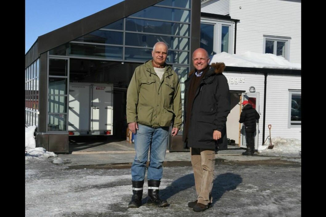 Direktør for Kings Bay, Ole Øiseth til venstre sammen med Klima- og miljøminister Vidar Helgesen foran servicebygget.