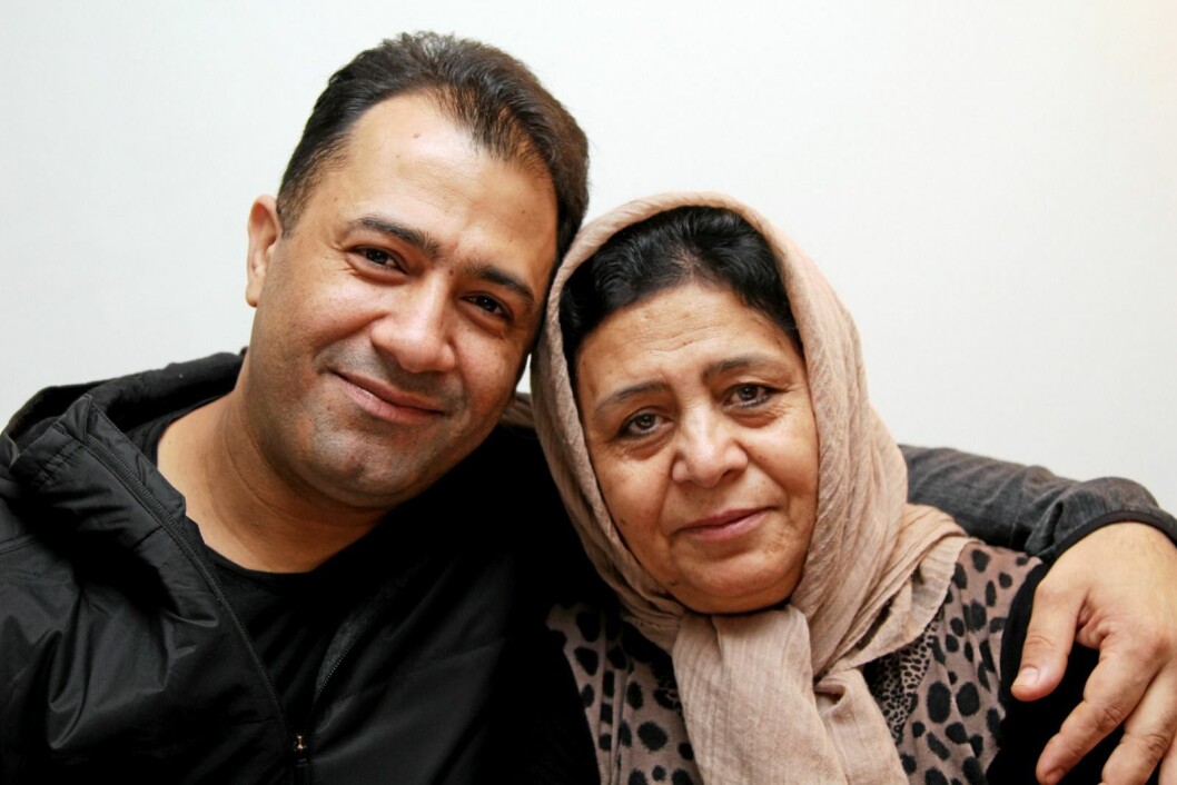 Omid Abolhasani får endelig holde rundt mamma Safye (64). Omid Abolhasani får endelig holde rundt mamma Safye (64).